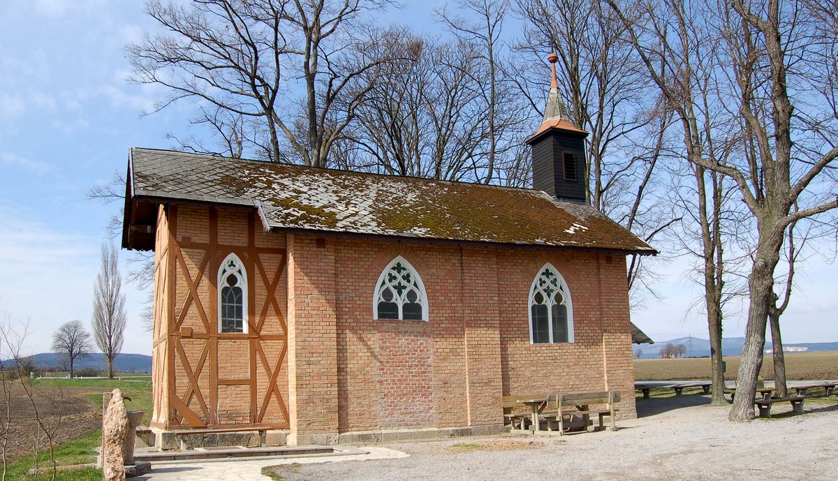 Kapelle am Heilsamen Brunnen bei Leobersdorf mit Fachwerkgiebel, Spitzbogenfenstern und kleinem Turm
